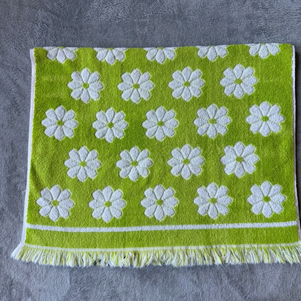 Vtg Martex Lime Green White Daisy Reversible Floral Towel Fringed Cotton USA